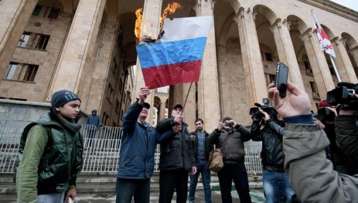 На акции протеста в Тбилиси сожгли российский флаг