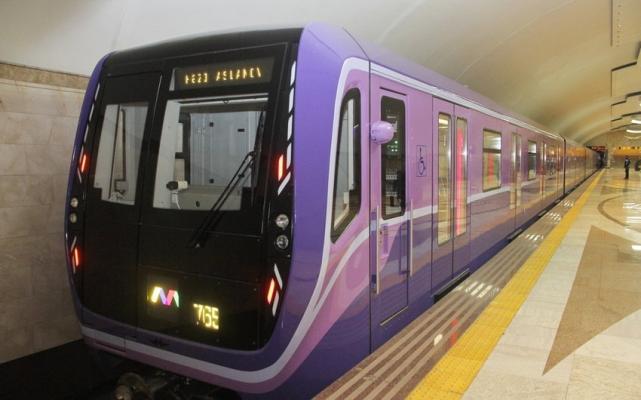 В бакинском метро пассажир упал на рельсы