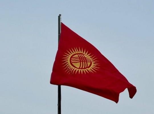 Новый флаг Кыргызстана подняли на главной площади в Бишкеке | Caliber.Az