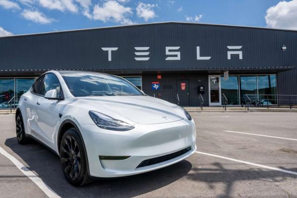 Tesla закрывает отделы из-за проблем с финансами