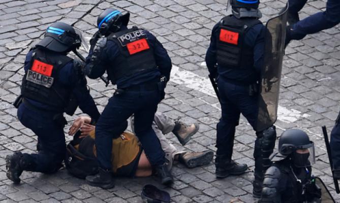 Во Франции мужчину отправили в тюрьму за призывы зарезать Макрона