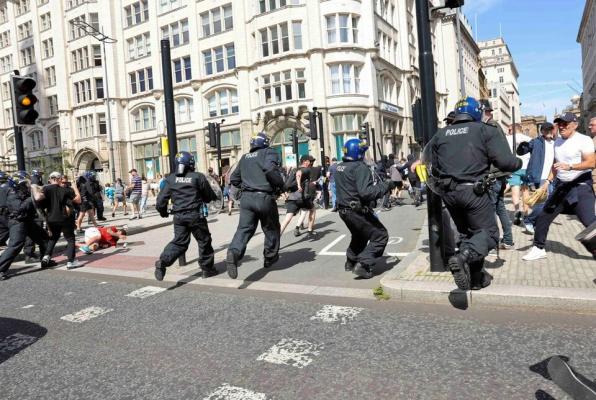 В Британии ультраправые попытались поджечь отель с мигрантами | Caliber.Az