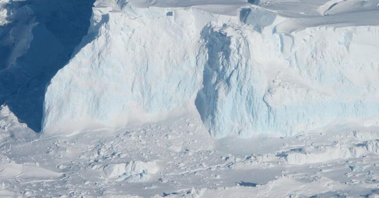 Ученые зафиксировали резкое таяние крупного ледника в Антарктиде