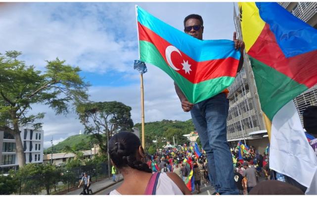 В Новой Каледонии протестуют против французского неоколониализма Поднят азербайджанский флаг
