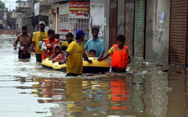 Число жертв наводнений в Пакистане увеличилось