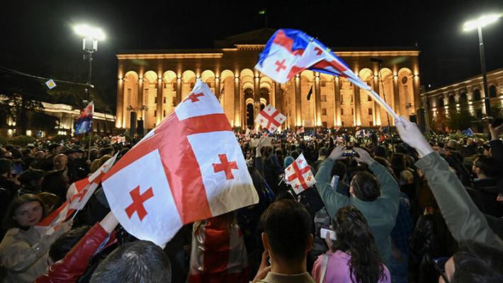 В Тбилиси возобновилась массовая акция протеста