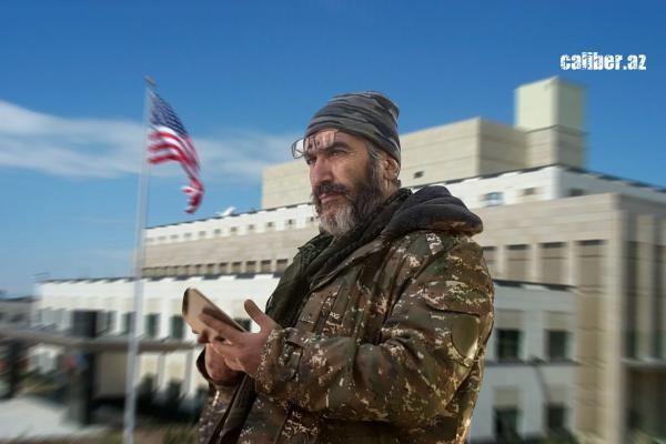 Три ноги и посольство США - Масштаб для протеста не тот, но запомнить можно