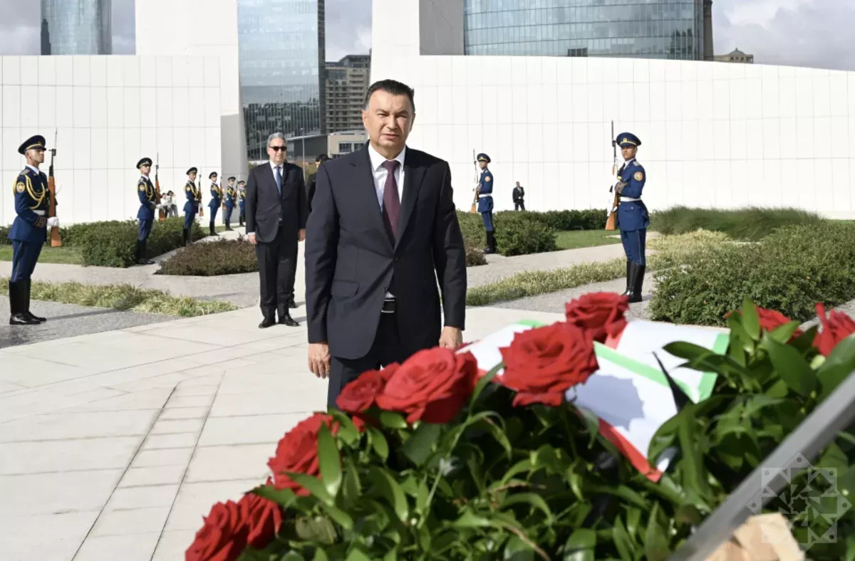 Tajik prime minister visits Victory Park in Baku PHOTO