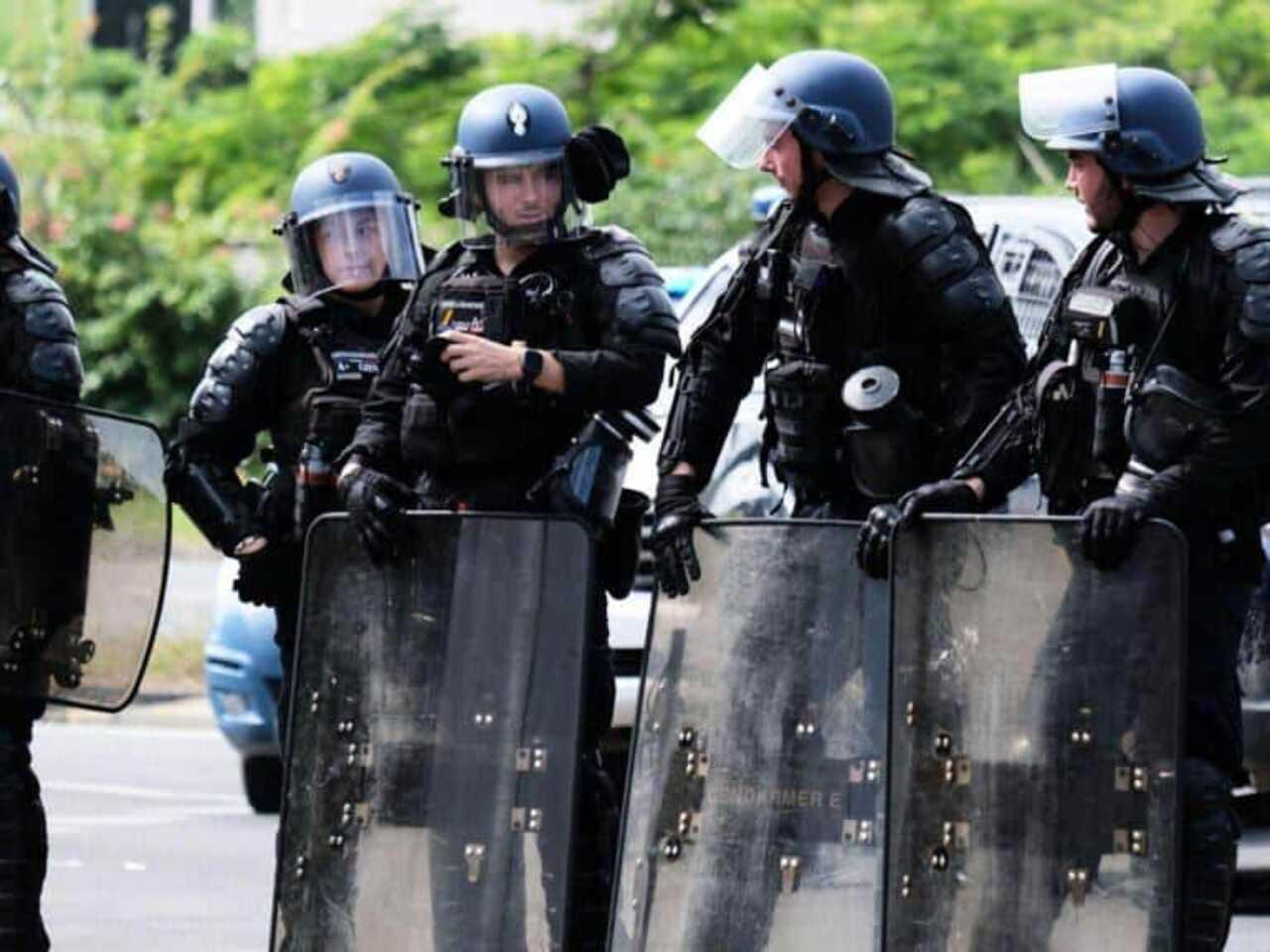 Франция увеличивает число полицейских в Новой Каледонии 