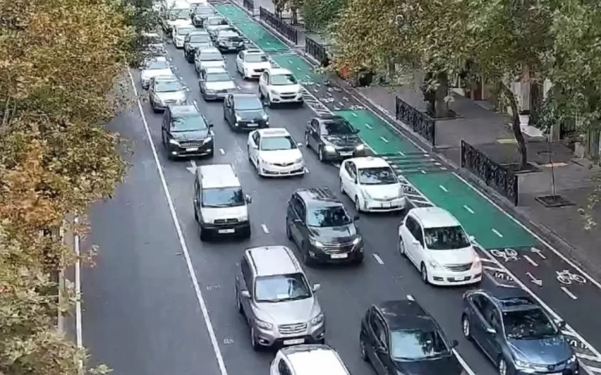 В Баку на ряде улиц и проспектов затруднено движение транспорта: СПИСОК 