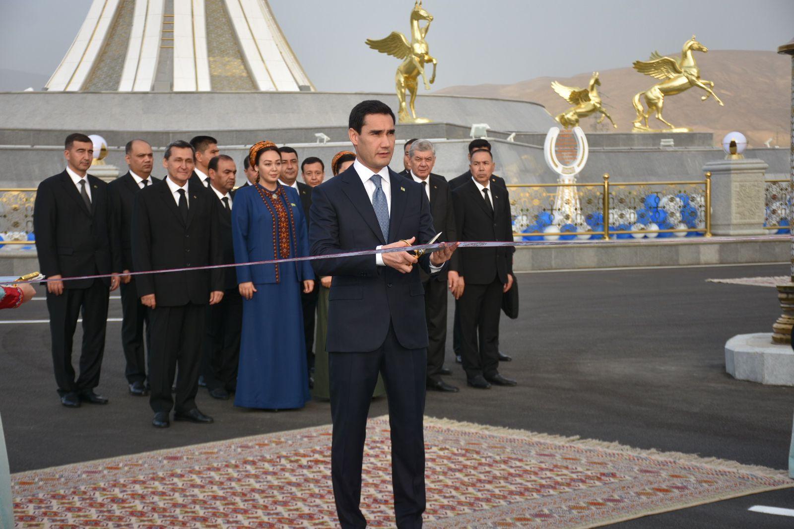 Машина президента Туркменистана Гурбангулы Бердымухаммедов