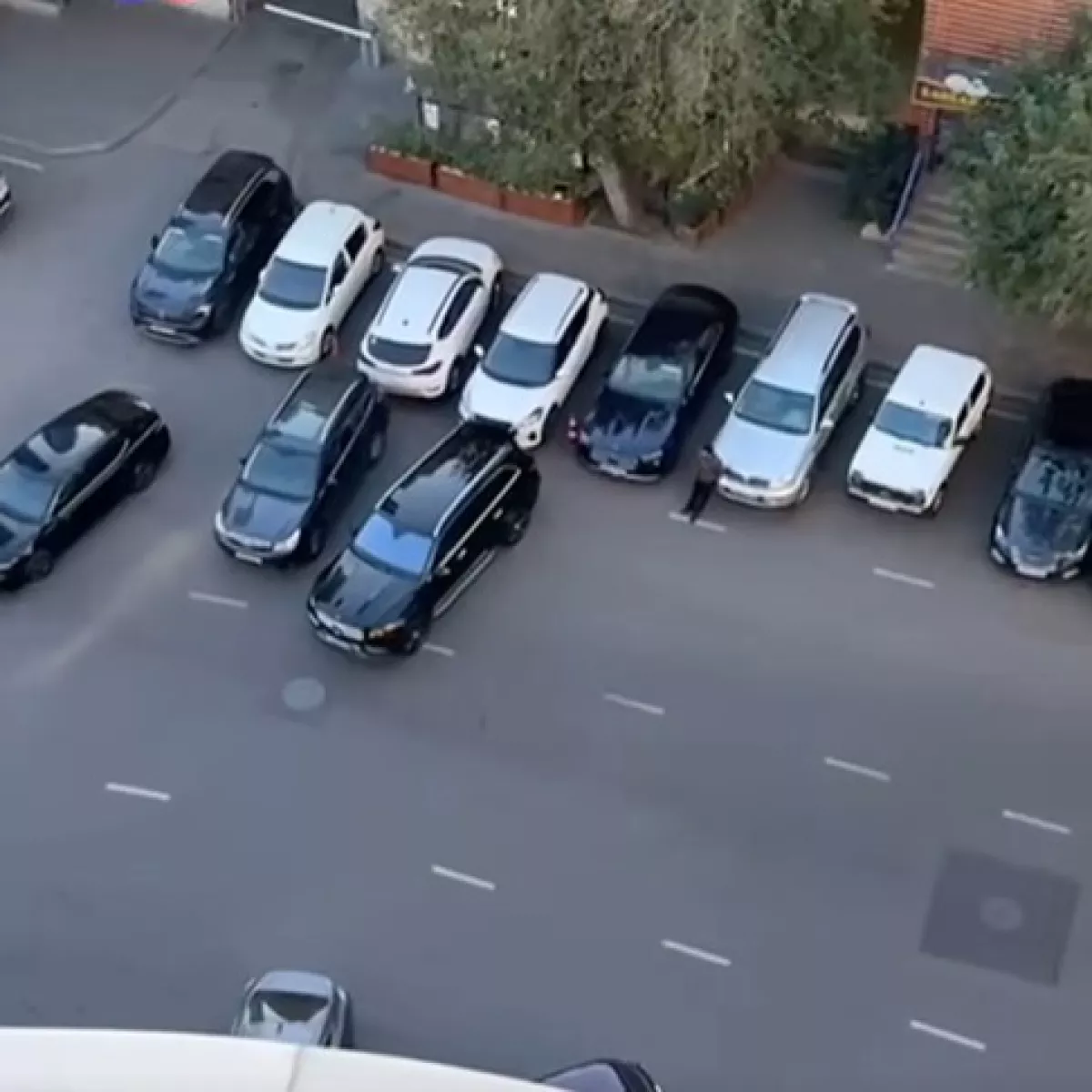 Дорогу в центре Баку превратили в парковку ВИДЕОФАКТ