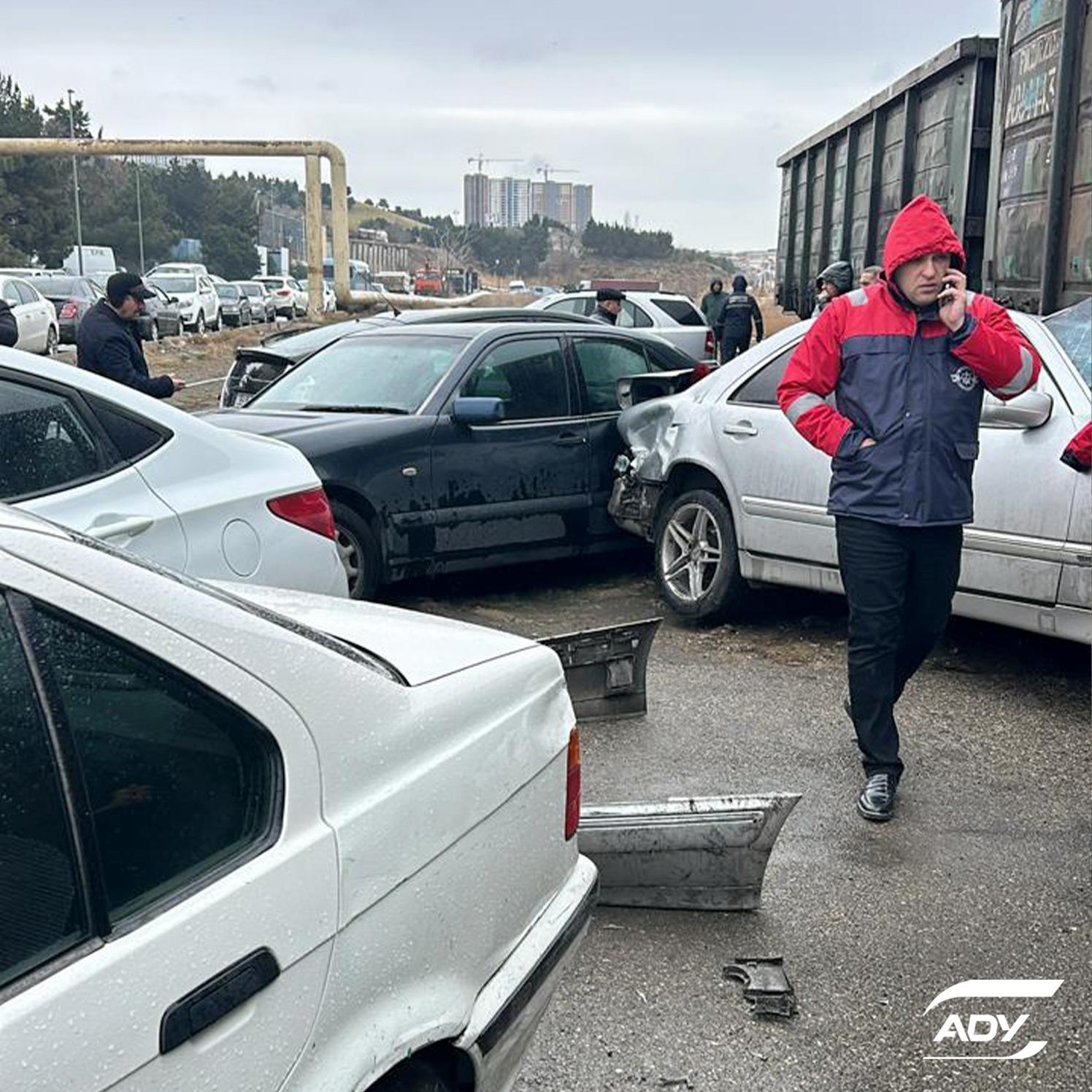 В Баку поезд смял припаркованные почти на рельсах автомобили - ФОТО