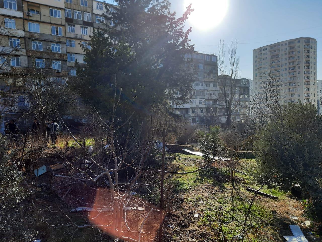 В Баку нарастает противостояние между жильцами и ИВ из-за новостройки,  которую хотят вклинить между девятиэтажек - ФОТО