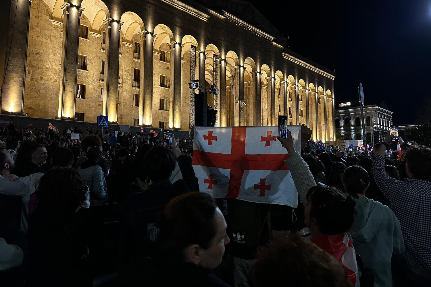 В Тбилиси участники митинга против закона об иноагентах устроили шествие 