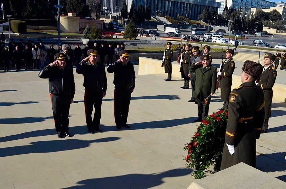 Ази агадович асланов. Похороны ази асланов. Генералы азербайджана. Ази асланов памятник. Памятник ази асланову в баку.