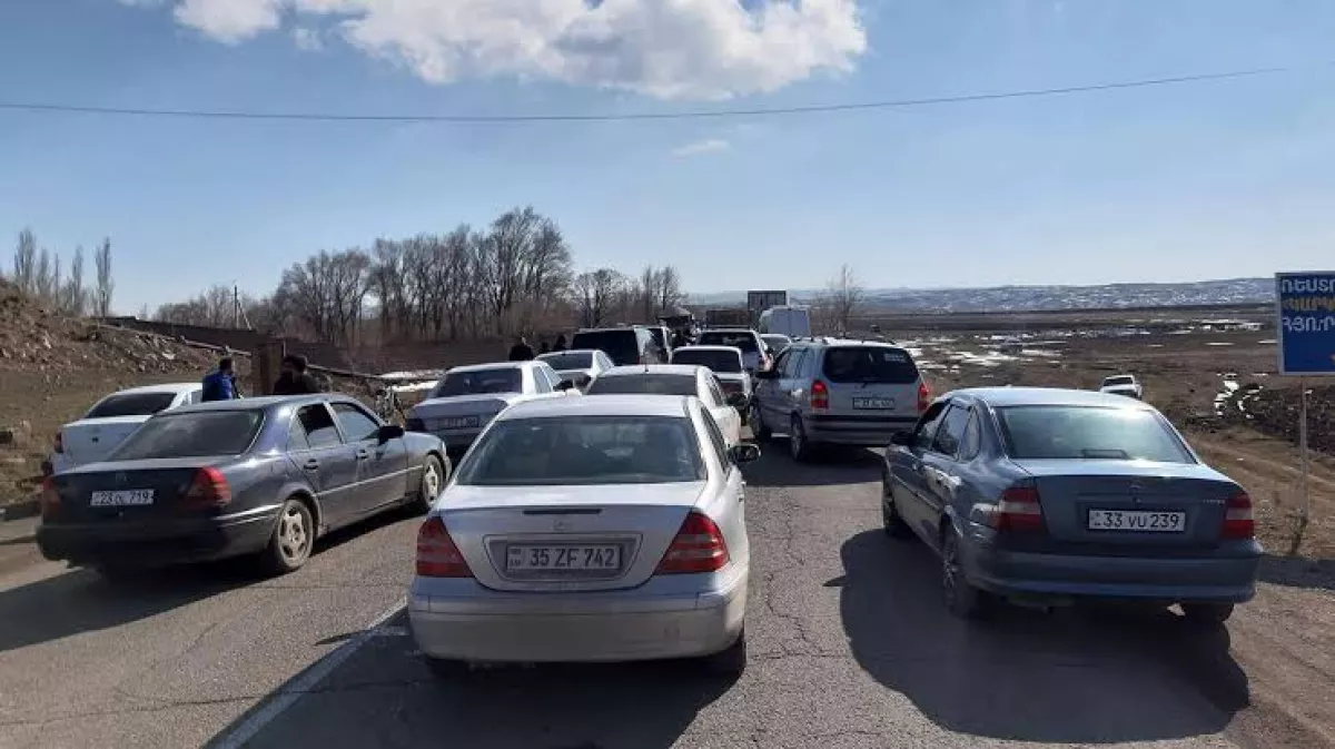 Armenian farmers briefly block highway over tomato sales crisis