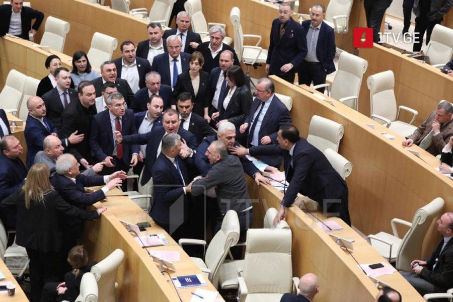 В парламенте Грузии подрались депутаты от партии власти и оппозиции ВИДЕО