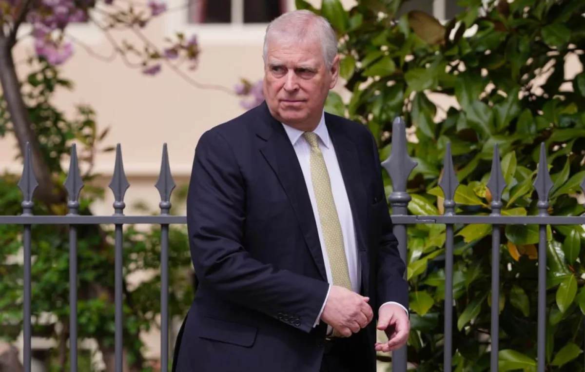 Лишенный титулов брат короля Великобритании получит ежегодное пособие 