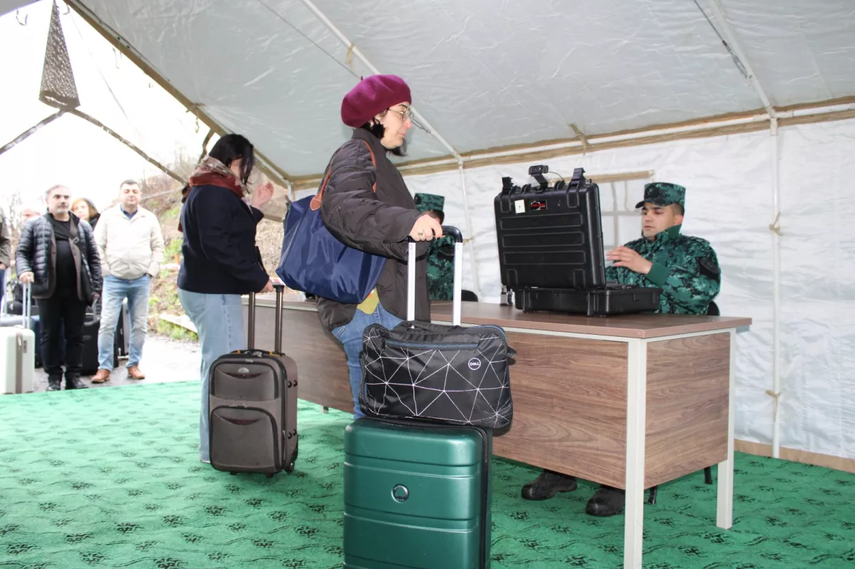 «Мост мира»: армянская делегация прибыла в Азербайджан по сухопутной границе ФОТО / ВИДЕО