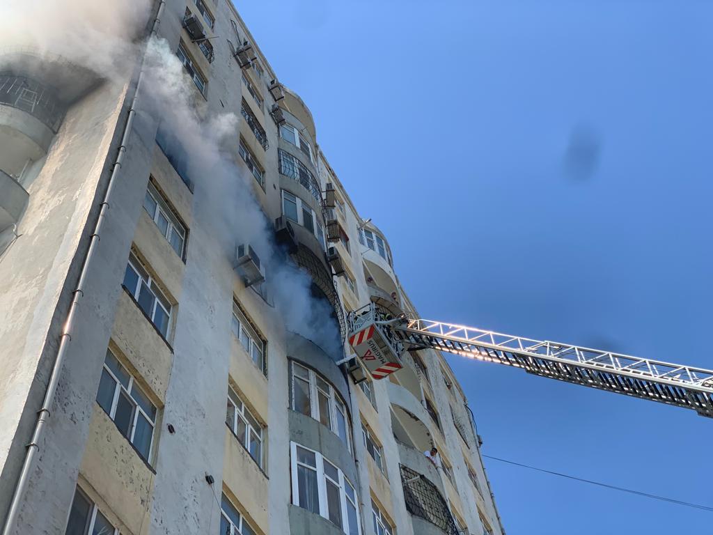 В Баку потушен пожар в многоэтажном здании - ФОТО/ВИДЕО; обновлено