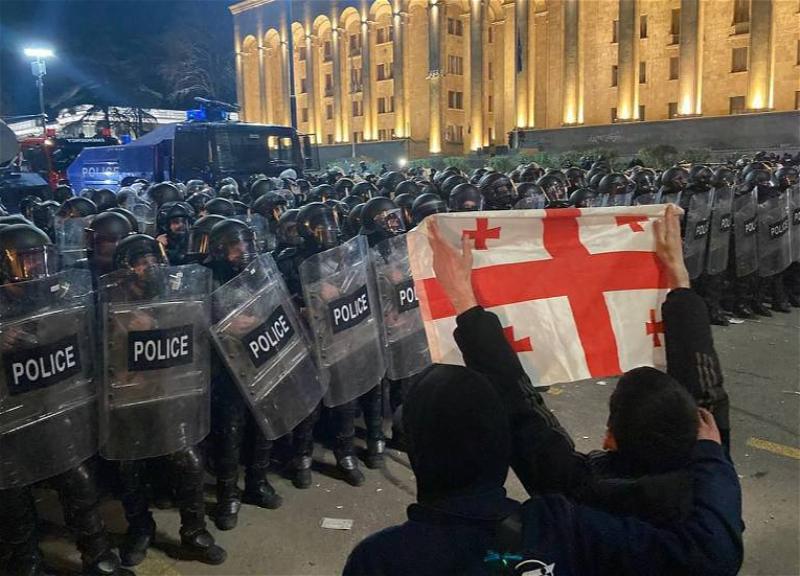 У парламента Грузии полиция начала задерживать протестующих 