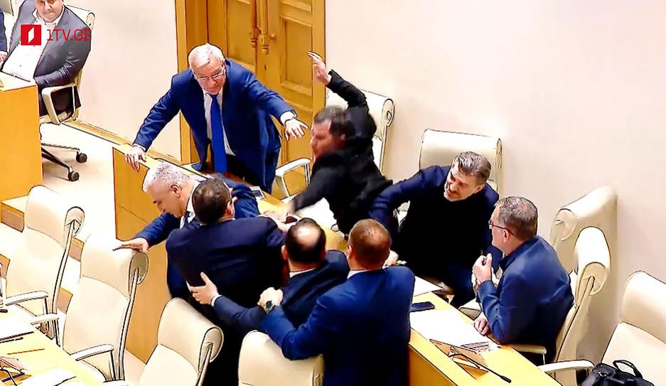 Закон об «иноагентах» в Грузии: оскорбления и стычки в парламенте 