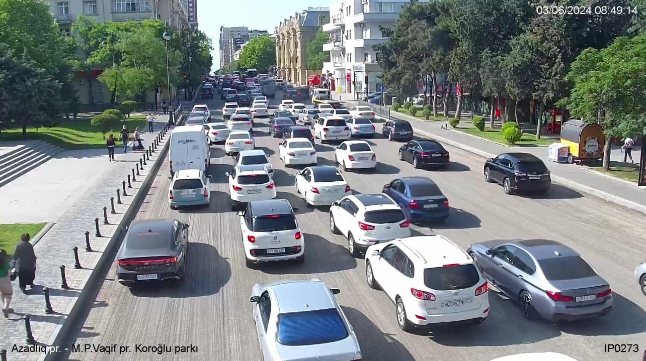 В Баку перевернулся автомобиль - Спровоцировав пробки / ФОТО