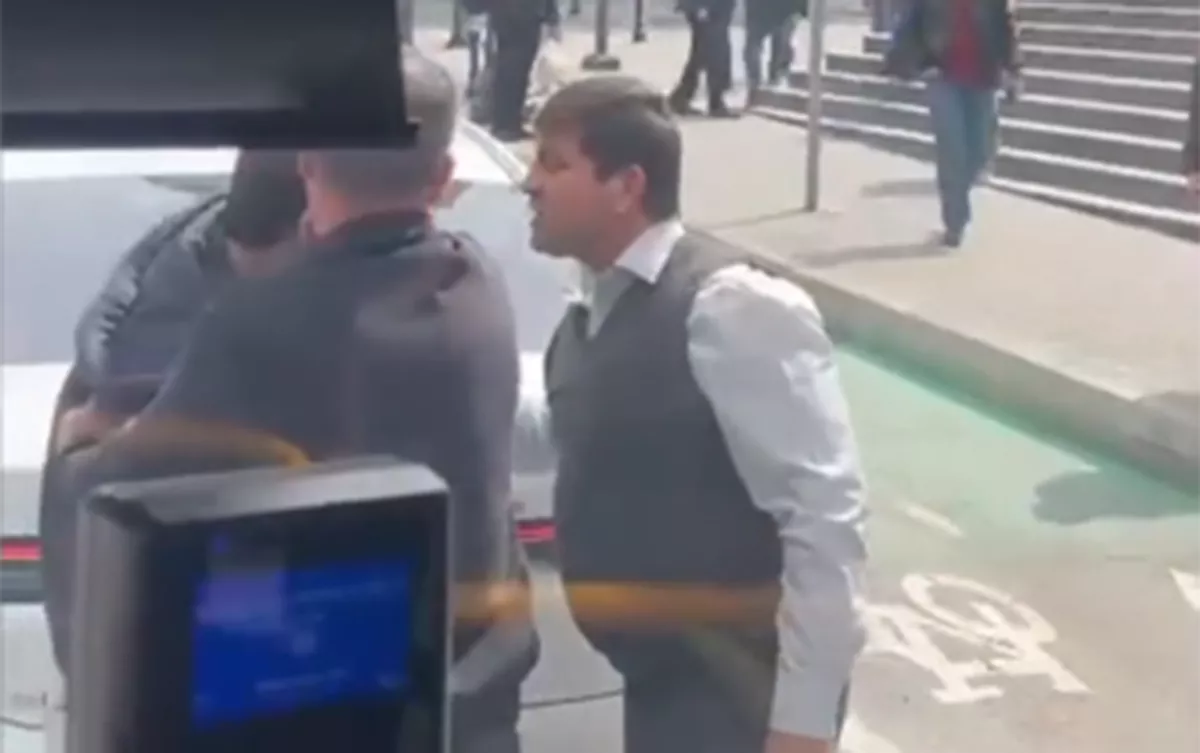 В Баку задержан таксист, ударивший водителя автобуса 