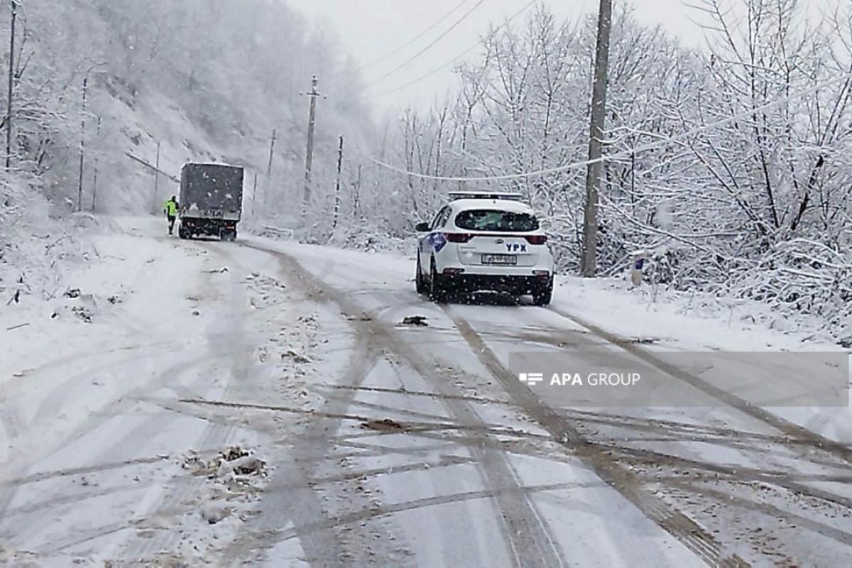 В Шуше из-за снега затруднено движение автомобилей на горных дорогах - ФОТО