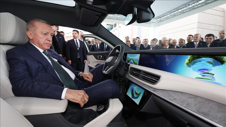 Эрдоган осмотрел новую модель турецкого электромобиля Togg 