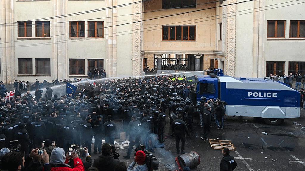Полиция в Тбилиси разогнала демонстрантов у здания парламента Грузии 